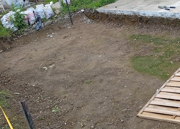 le même terrain d'un autre angle avec le trou creusé